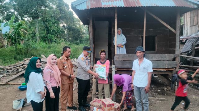 Camat Bersama Kapolsek Muara Pinang Mengunjungi Serta Memberi Bantuan Kepada Warga Desa Seleman Ulu yang Tertimpa Musibah