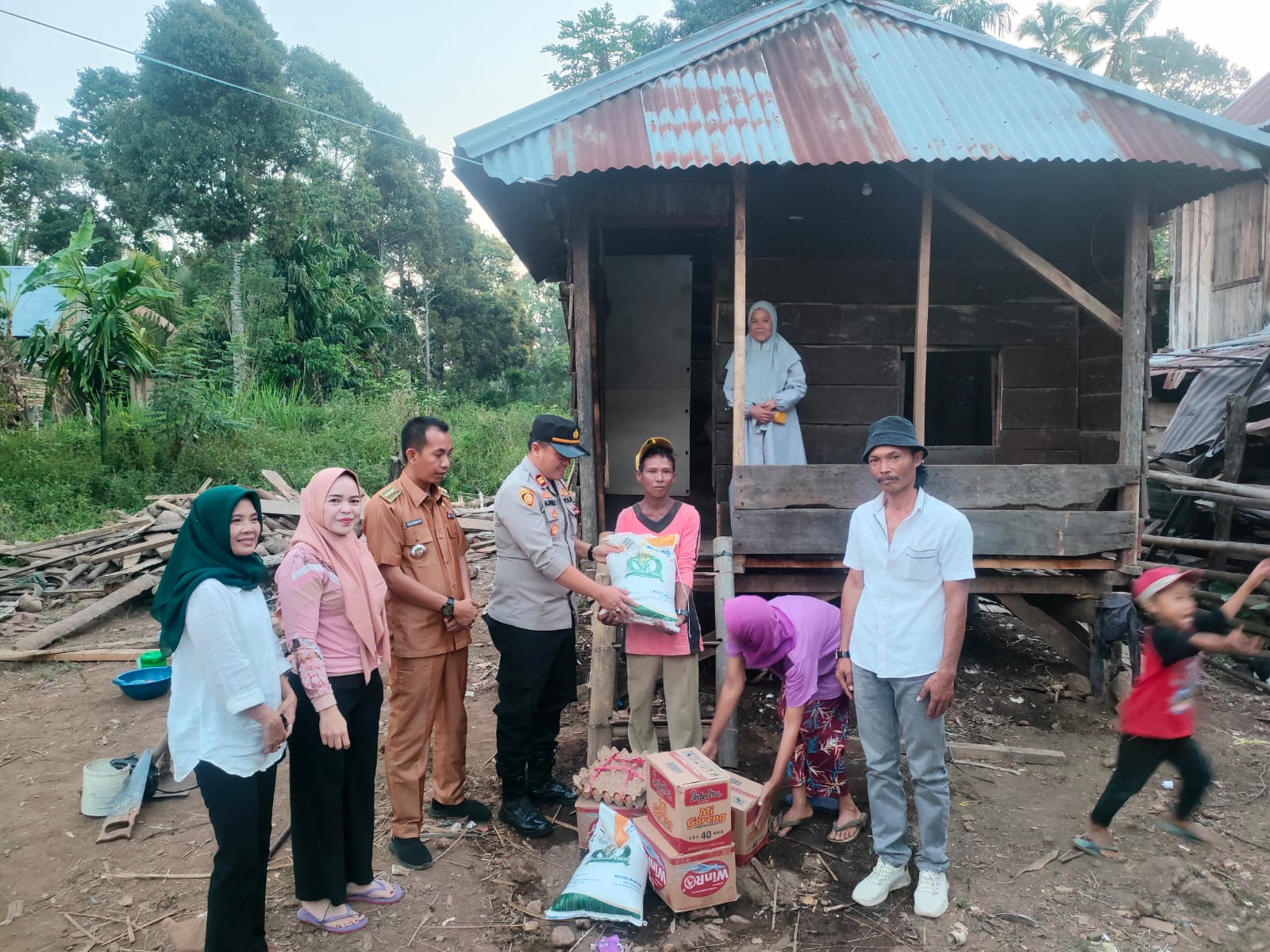 Camat Bersama Kapolsek Muara Pinang Mengunjungi Serta Memberi Bantuan Kepada Warga Desa Seleman Ulu yang Tertimpa Musibah
