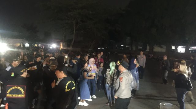 Ajak Masyarakat Nyanyi Bersama, Polisi Sampaikan Himabauan Kamtibmas Humanis di Malam Akhir Wekend