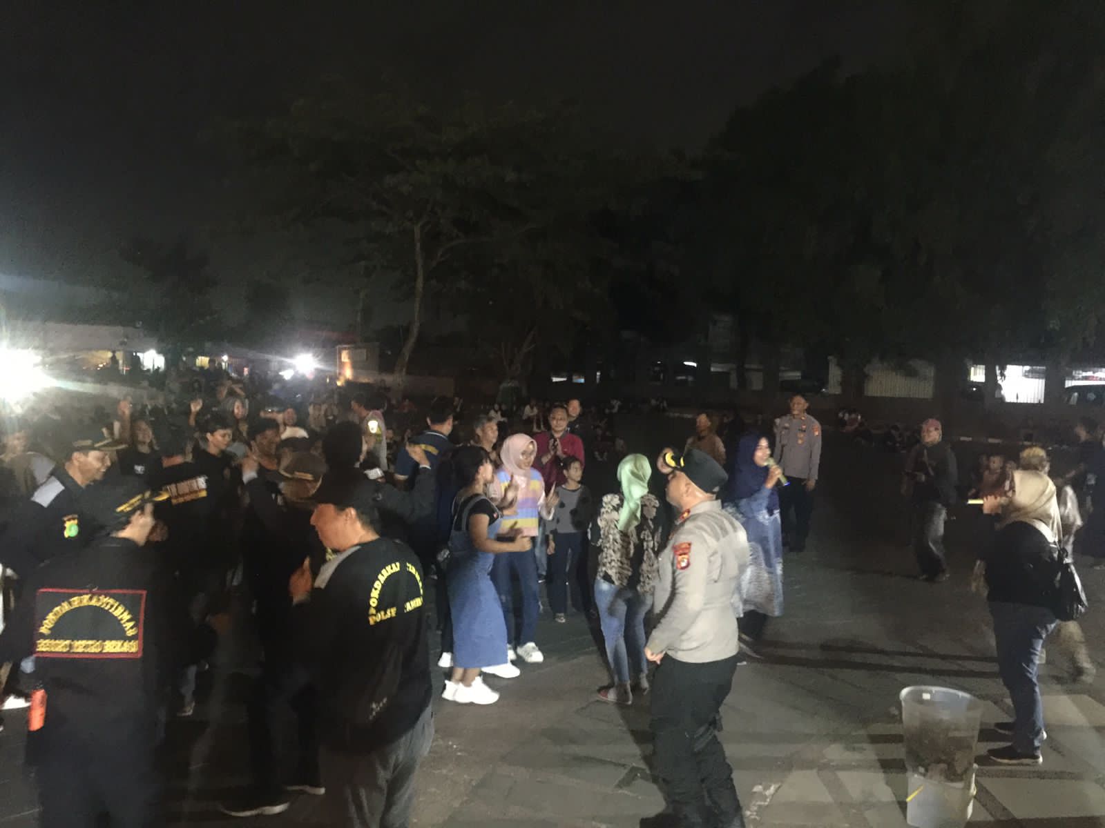 Ajak Masyarakat Nyanyi Bersama, Polisi Sampaikan Himabauan Kamtibmas Humanis di Malam Akhir Wekend