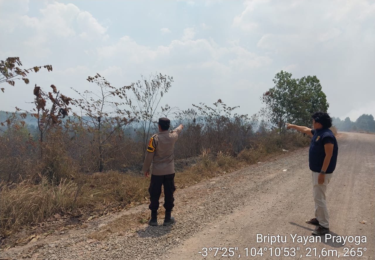 Polsek Penukal Abab Pantau titik Api di Lahan Gambut Desa Perambatan