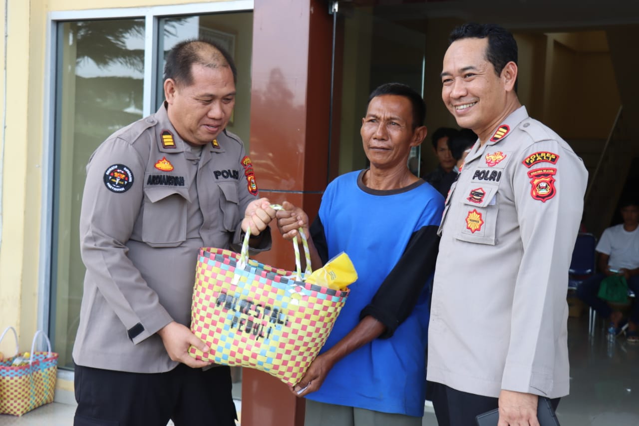 Menjelang HUT Humas Polri Ke-72, Polres PALI Menggelar Pembagian Sembako