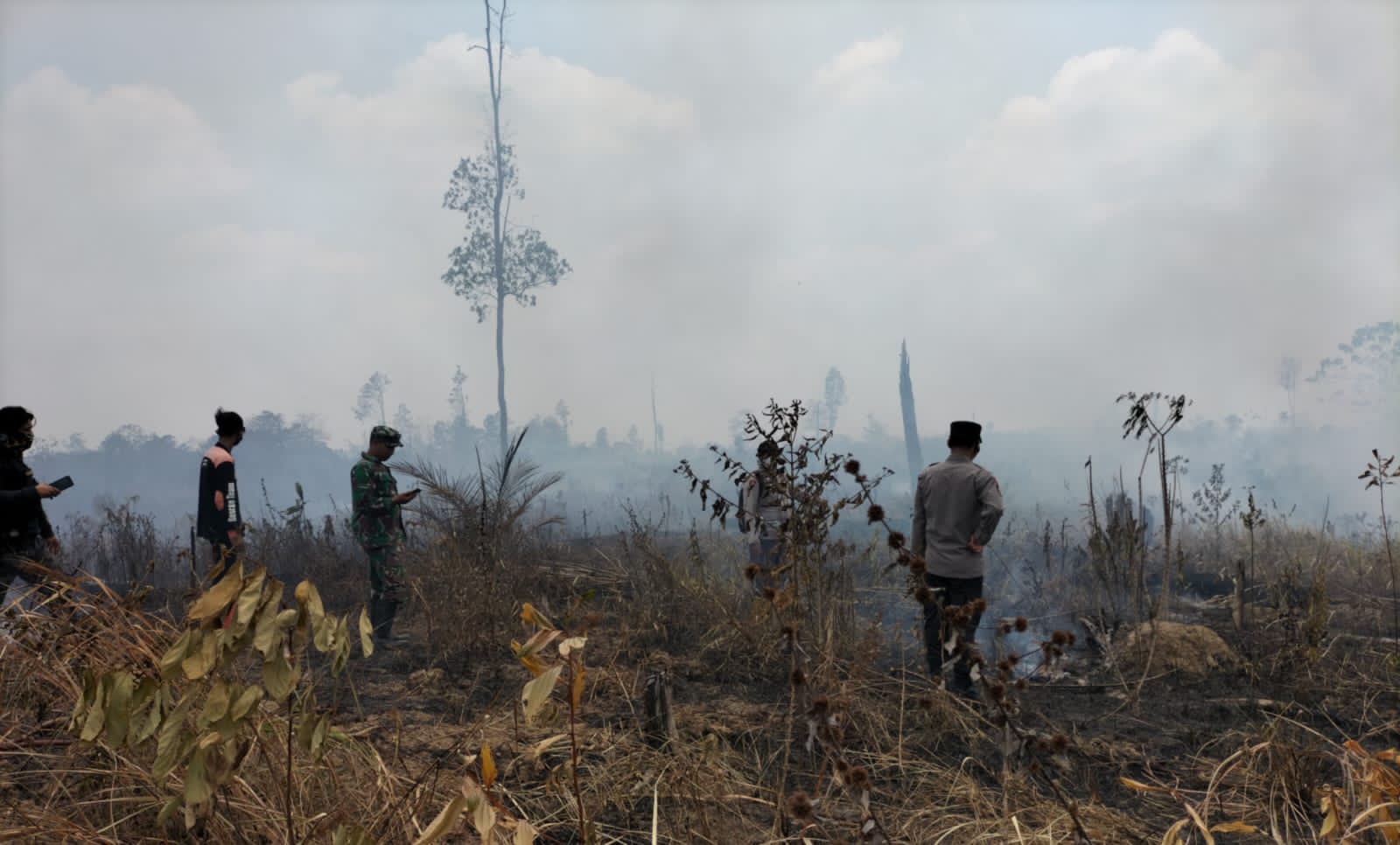 Titik Hotspot Karthulah Kembali Terpantau, Polsek Talang Ubi Bantu Padamkan Api
