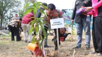 HUT Humas Polri Ke-72, Polres Metro Bekasi Gelar Penanaman Pohon