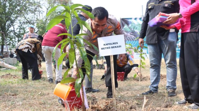 HUT Humas Polri Ke-72, Polres Metro Bekasi Gelar Penanaman Pohon