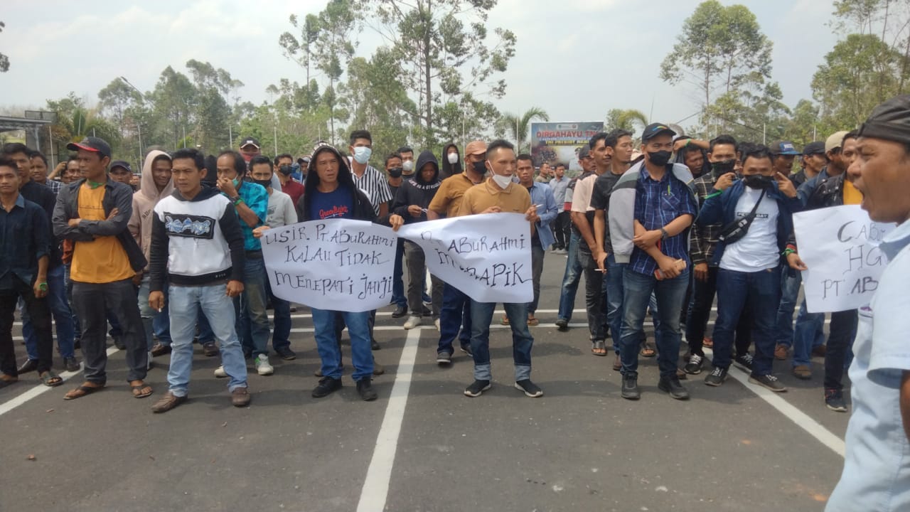 Aliansi Pejuang Keadilan PALI Mengadakan Aksi Damai Didepan Kantor Bupati PALI