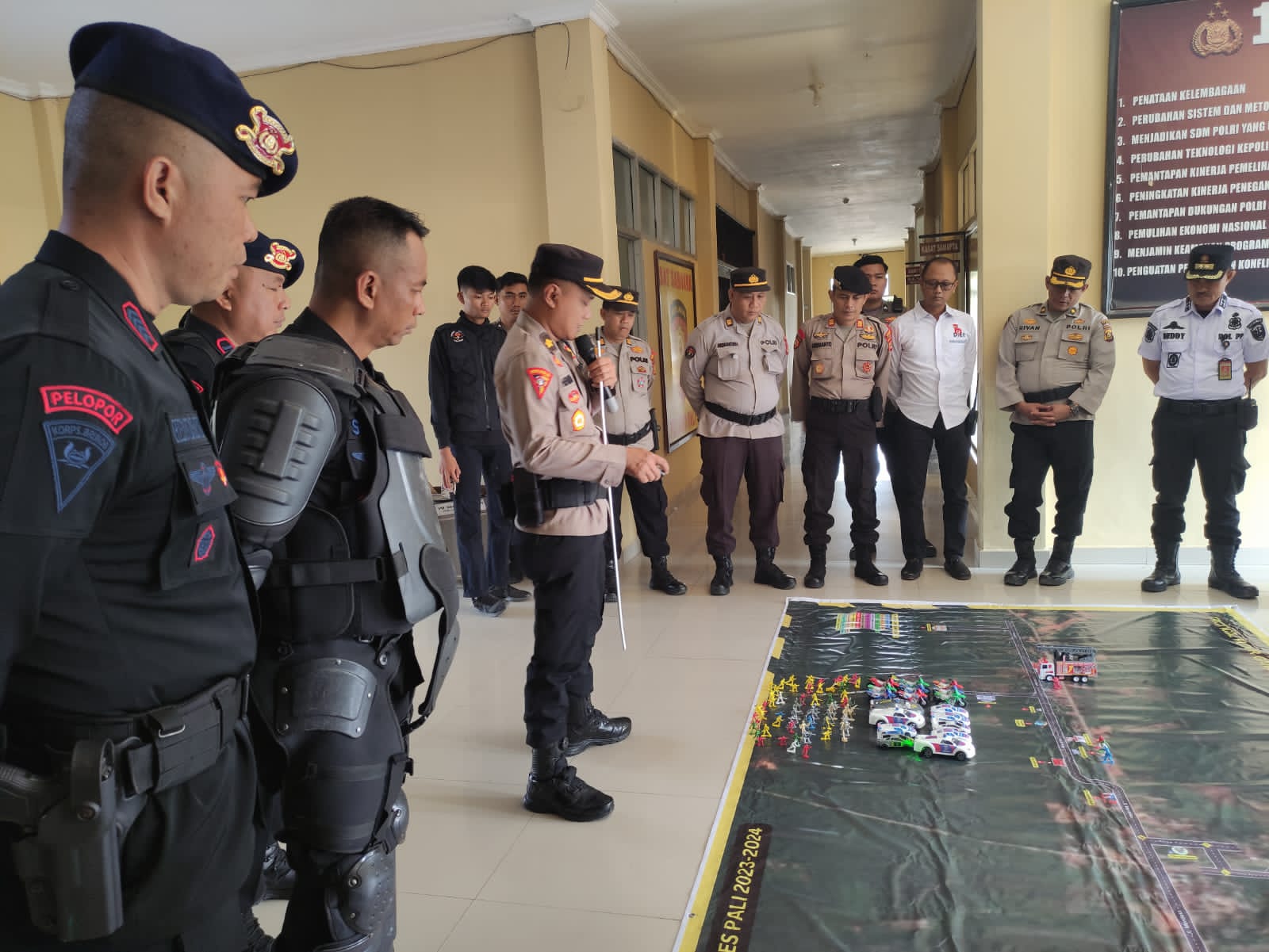 Dihadapan Kapolres PALI, Jajaran Dan Stakeholder Lainnya, Kabag OPS Polres PALI Memaparkan Taktikal Floor Game