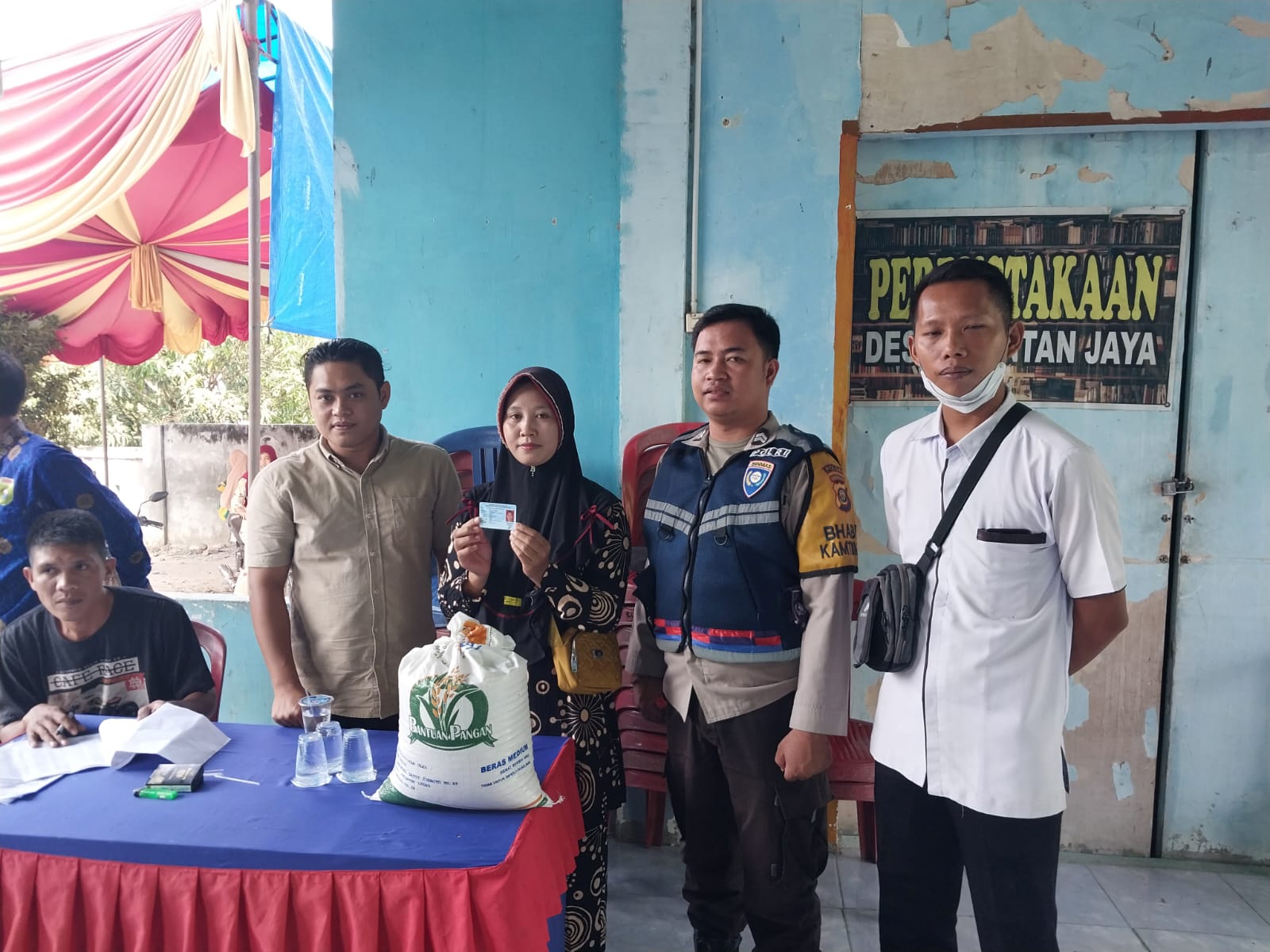 Polsek Penukal Abab Amankan Pendistribusian Bantuan Beras Cadangan Pangan Pemerintah