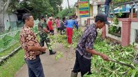 Antisipasi DBD Babinsa Kerjabakti Brantas Sapu Bersih Sampah dan Rumput Liar