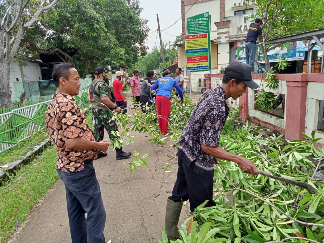 Antisipasi DBD Babinsa Kerjabakti Brantas Sapu Bersih Sampah dan Rumput Liar