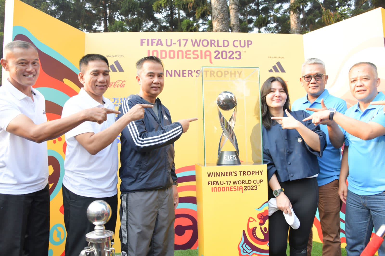 Trofi Asli Piala Dunia U-17 Dipamerkan di Taman Dago CikapayangBey Machmudin: Kita Sambut Gembira