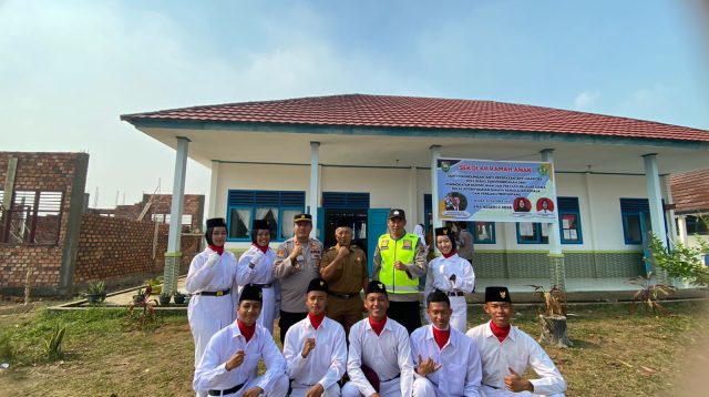 Kapolsek Penukal Abab Memberikan Pembinaan Kepada Para Siswa SMA N 2 Abab Saat Upacara