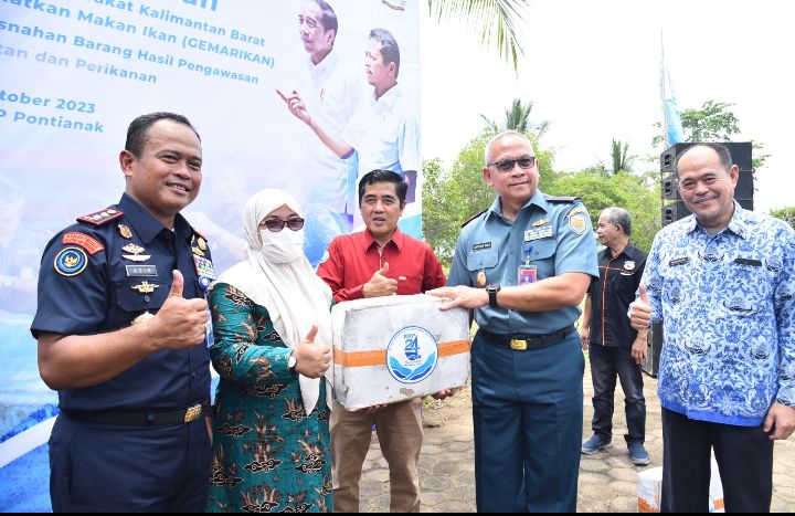 Danlantamal XII Hadiri Acara Pembagian Ikan Kepada Masyarakat Dalam Rangka Bulan Bakti Kelautan dan Perikanan