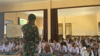 Satgas Yon Armed 10 Kostrad Berikan Penyuluahan Kesehatan Kepada Anak SMK Negri 1 Ketungau