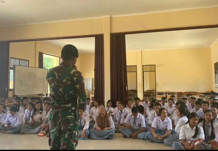 Satgas Yon Armed 10 Kostrad Berikan Penyuluahan Kesehatan Kepada Anak SMK Negri 1 Ketungau