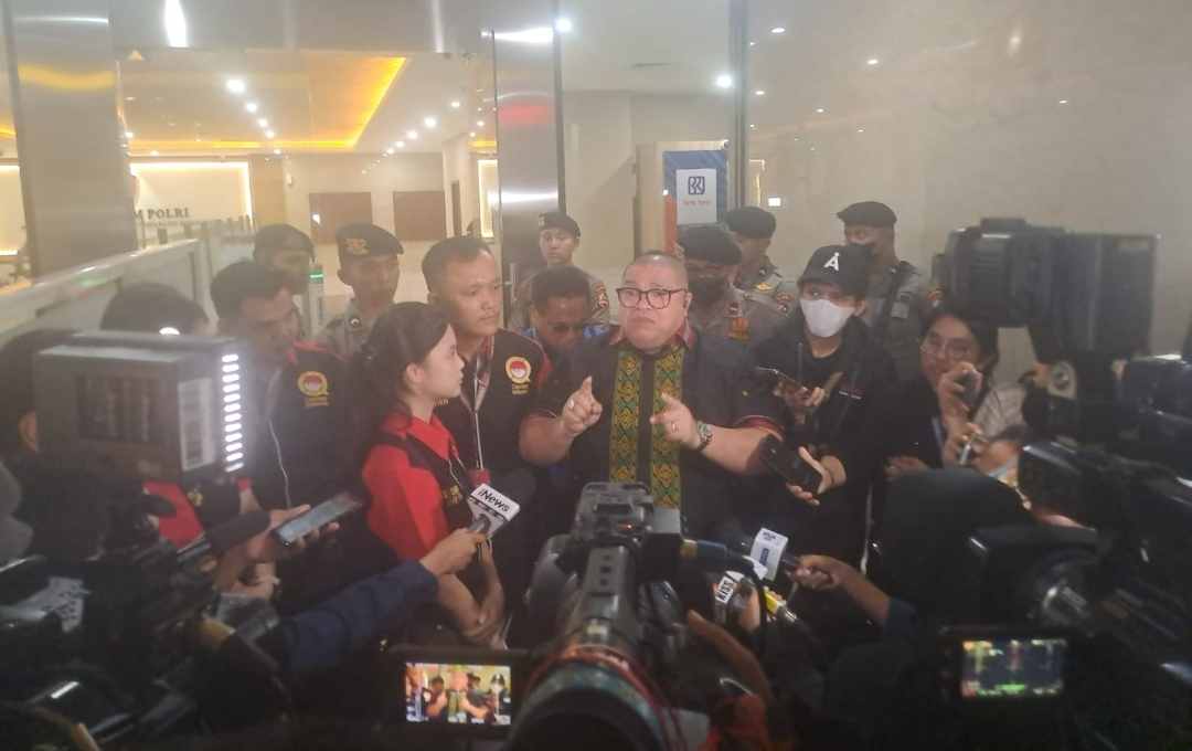 ANGKUH, HOTMAN PARIS MENOLAK MINTA MAAF AKHIRNYA DIPOLISIKAN KATE LIM DI MABES POLRI