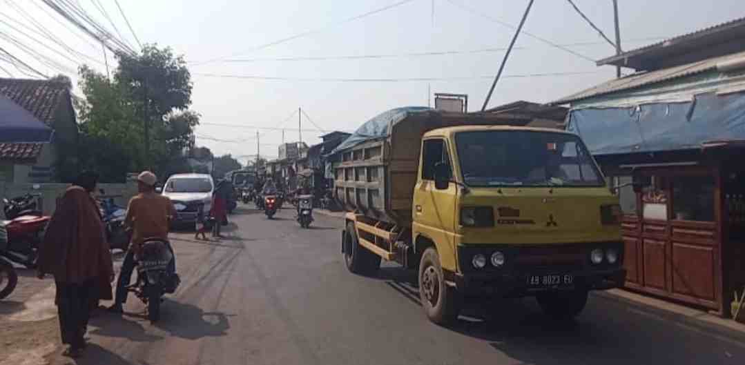 Warga Keluhkan Mobilisasi truk pengangkut tanah yang melintas di pagi hari