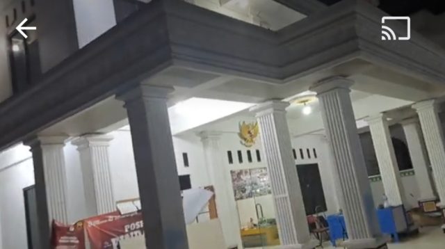 Kades Karangsetia Kepergok Sedang Ngecet Pagar Desa