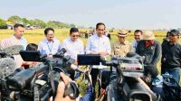 Bey Machmudin Dampingi Presiden Jokowi Tinjau Panen Raya di Subang