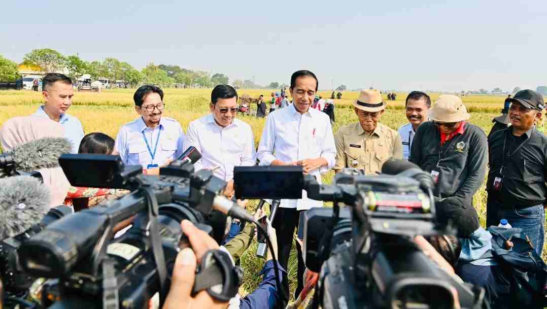 Bey Machmudin Dampingi Presiden Jokowi Tinjau Panen Raya di Subang