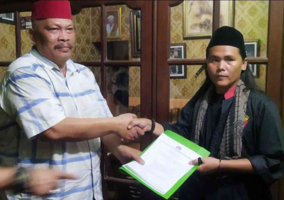 Ketua Umum Jajaka Nusantara HK Damin Sada Serahkan SK DPD Kabupaten Bekasi