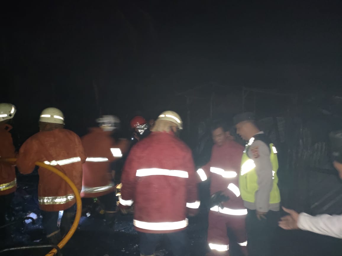 Telah Terjadi Kebakaran Sebuah Rumah Semi Permanen di Simpang Bandara Kelurahan Handayani Mulya