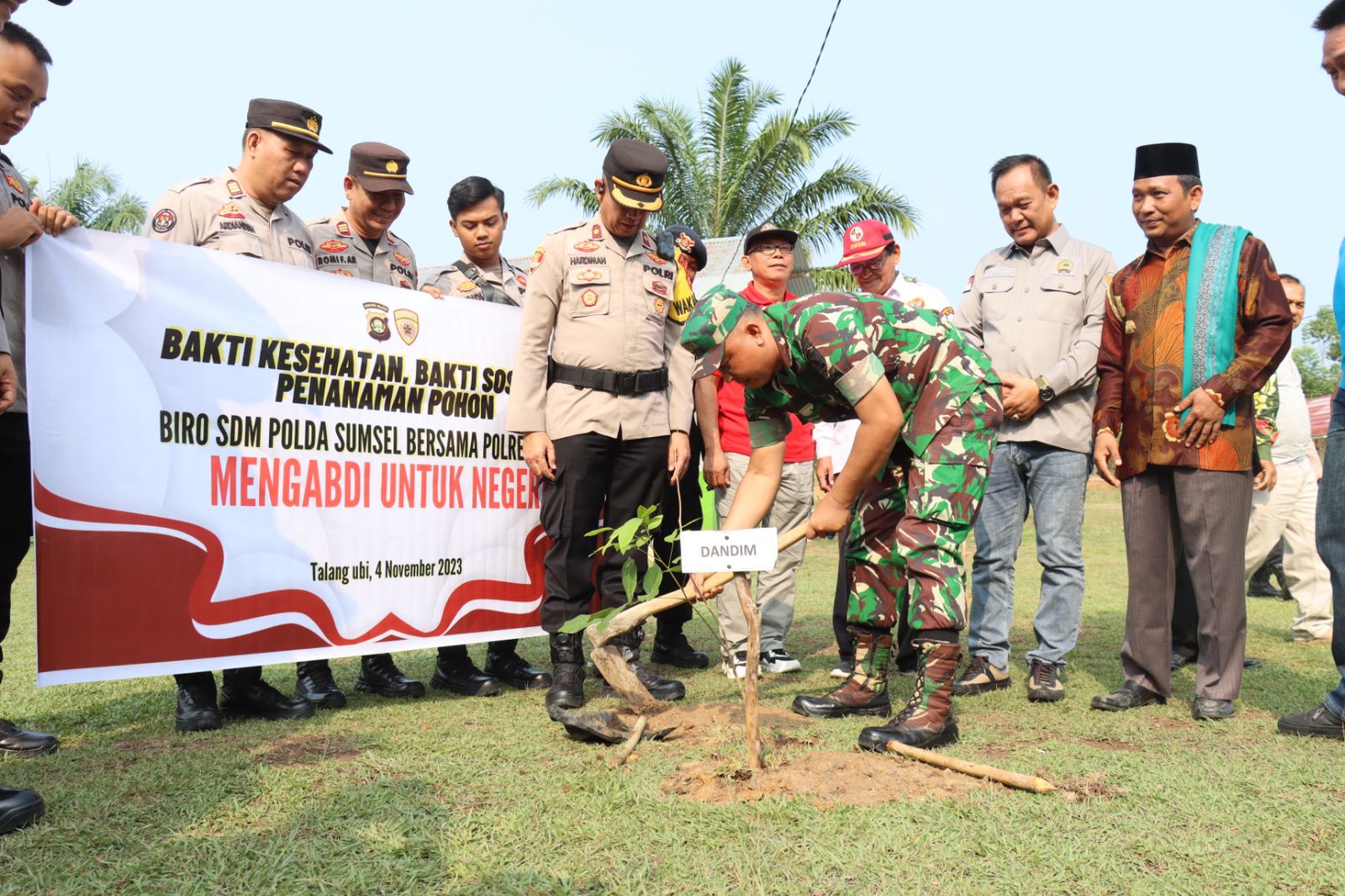 GELAR KEGIATAN BAKTI KESEHATAN, BAKTI SOSIAL BAGIKAN 50 PAKET SEMBAKO & PENANAMAN 50 POHON