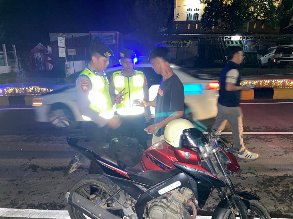 Tim UKL I Polres PALI Memberikan Himbauan dan Teguran Terhadap Pemilik Kendaraan Agar Mematuhi Peraturan Lalulintas