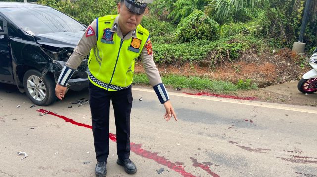 Telah Terjadi Kecelakaan Lalulintas Antara Mobil Innova dan Sepeda Motor