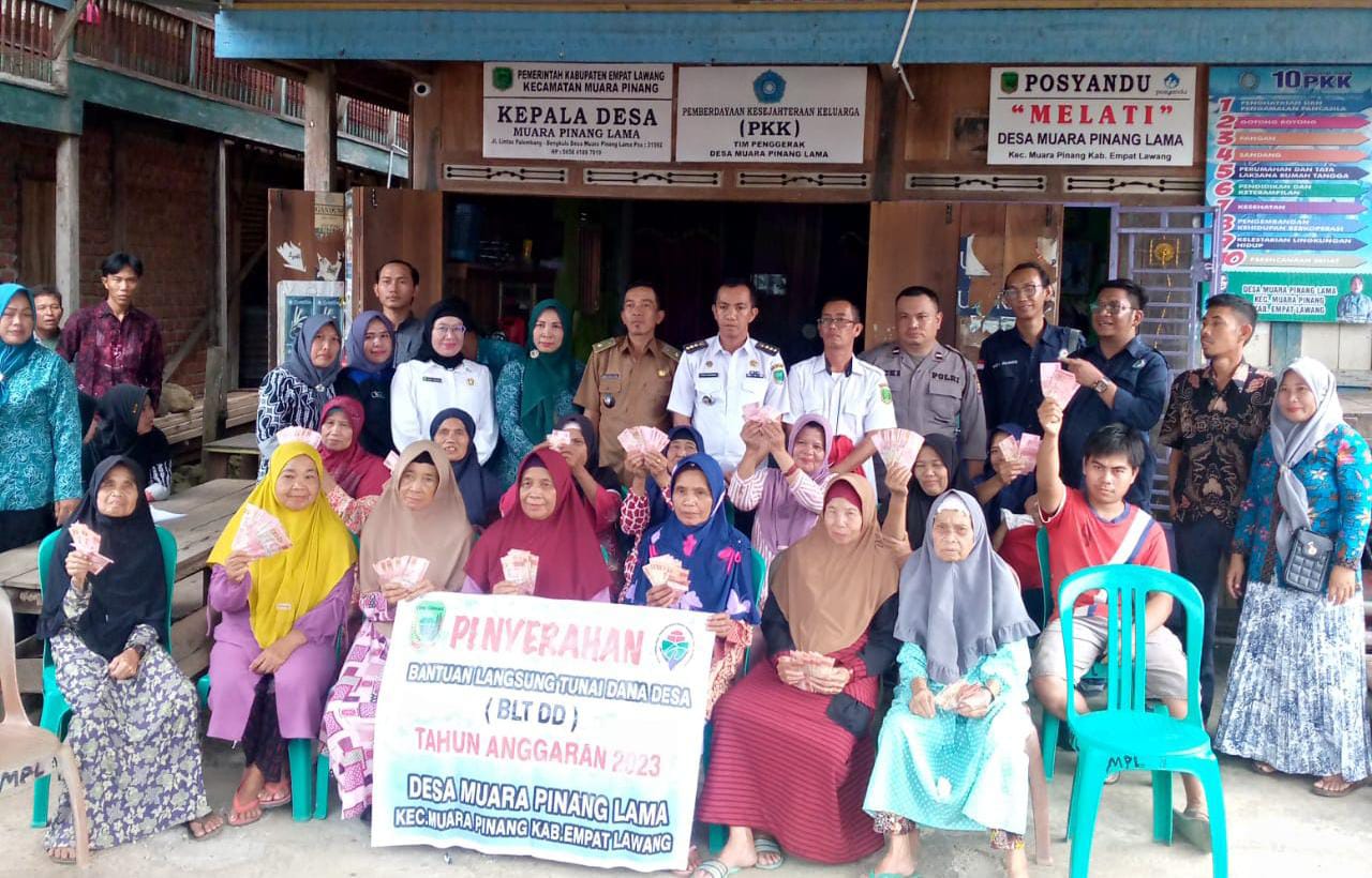 Kepala Desa Muara Pinang Lama Realisasikan BLT – DD Tahap Akhir Tahun 2023, Warga Terlihat Bahagia