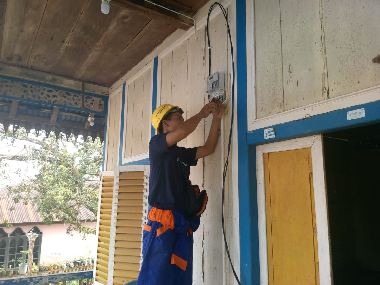 Bantuan Listrik Warga Desa Embong Sido Diduga Tidak Tepat Sasaran