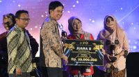 Pemdaprov Beri Penghargaan Sembilan PNS Terbaik se – Jabar