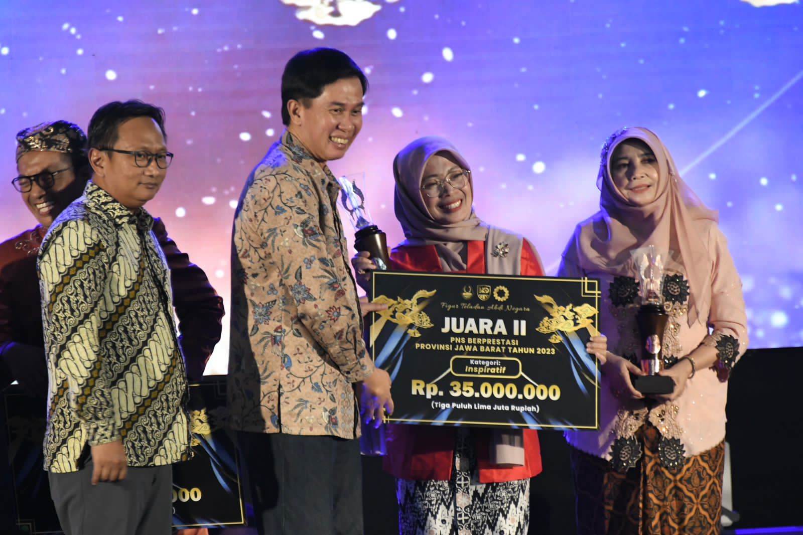 Pemdaprov Beri Penghargaan Sembilan PNS Terbaik se – Jabar