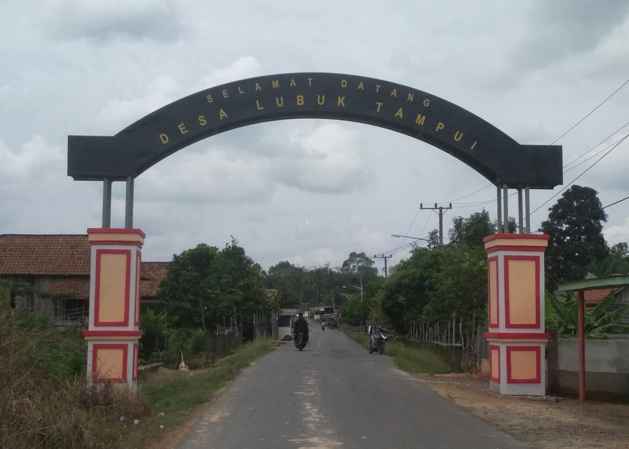 Pemerintah Desa Lubuk Tampui Realisasikan Pembangunan Gapura Desa