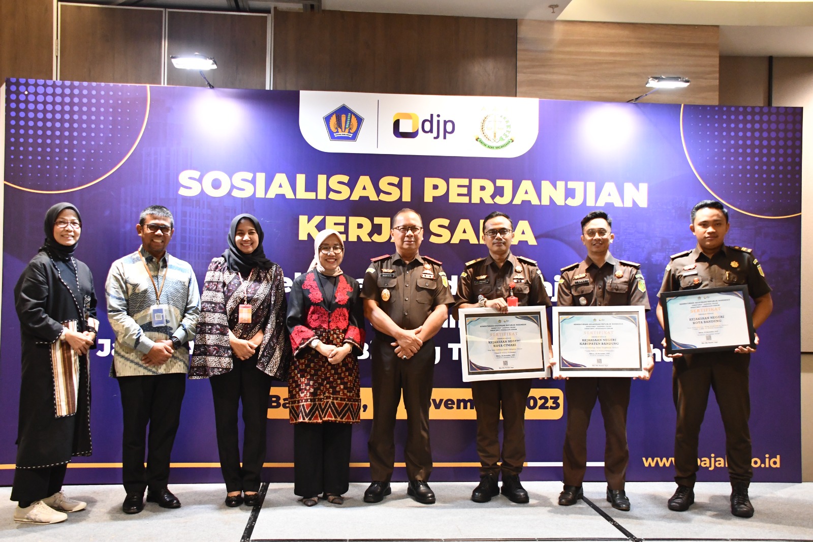 KEJATI JABAR DAN 3 KEJARI MENERIMA PENGHARGAAN DARI DIREKTORAT JENDERAL PAJAK ATAS KINERJA PENANGANAN PERKARA PERPAJAKAN