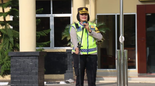 Saat Apel Pagi Wakapolres PALI KOMPOL Farida Aprillah Arahkan Personil Untuk Menjaga Kedisiplinan
