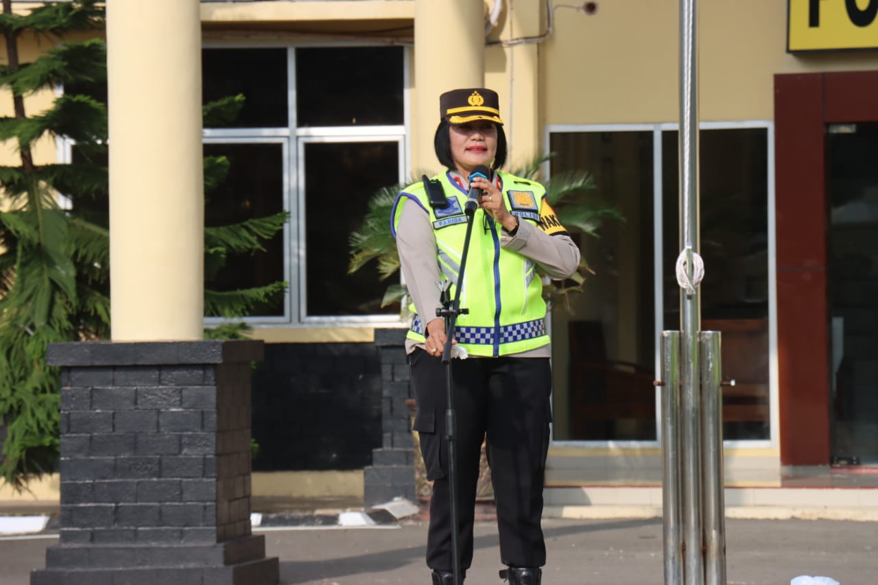 Saat Apel Pagi Wakapolres PALI KOMPOL Farida Aprillah Arahkan Personil Untuk Menjaga Kedisiplinan