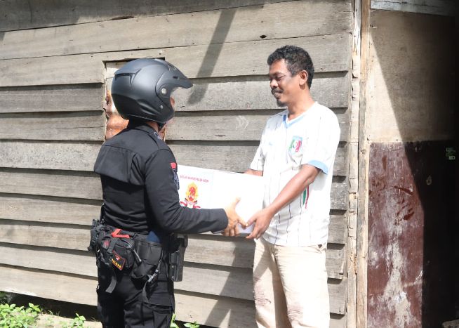 DALAM RANGKA HUT KORPS BRIMOB POLRI KE 78 SATUAN BRIMOB POLDA ACEH BAGIKAN 350 PAKET SEMBAKO.