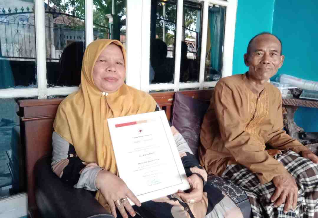 Apresasi Bupati Garut Kepada Nia Kurniati Menjadi  Motivator Donor Darah di  Garut Selatan