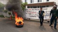 Aksi Unjukrasa Sejumlah Mahasiswa dan Aktivis Anti Korupsi Ricuh di Komjak  Sampai Bakar Ban