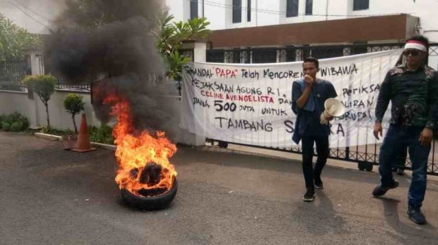 Aksi Unjukrasa Sejumlah Mahasiswa dan Aktivis Anti Korupsi Ricuh di Komjak  Sampai Bakar Ban