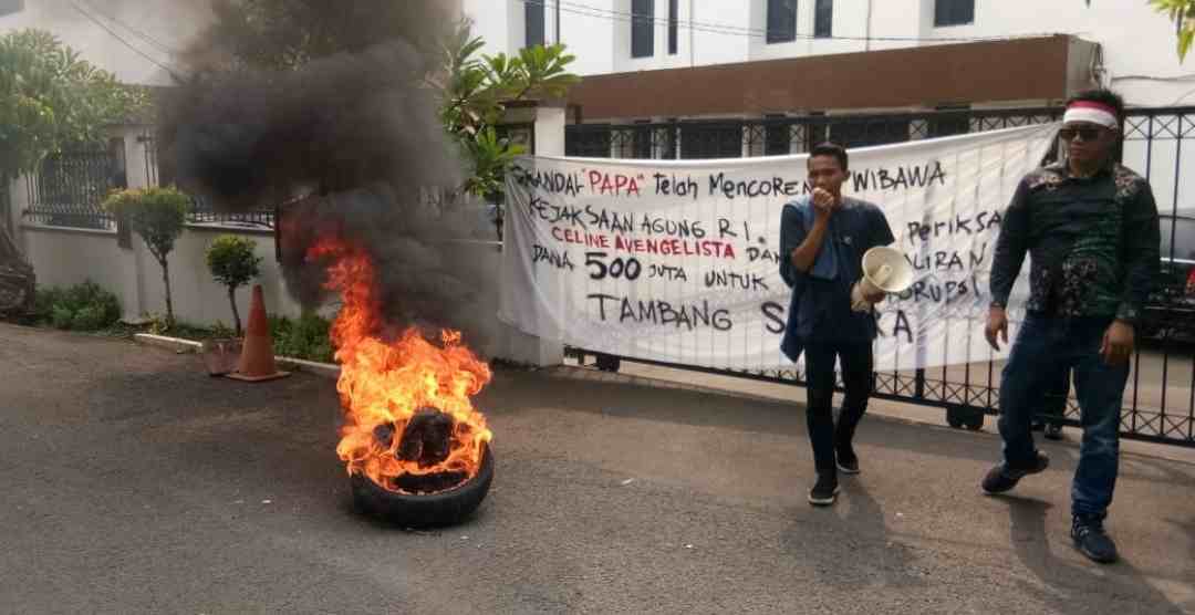 Aksi Unjukrasa Sejumlah Mahasiswa dan Aktivis Anti Korupsi Ricuh di Komjak  Sampai Bakar Ban
