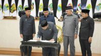 APBD Jabar 2024 Rp36,79 Triliun Bey Machmudin Tandatangani Persetujuan DPRD