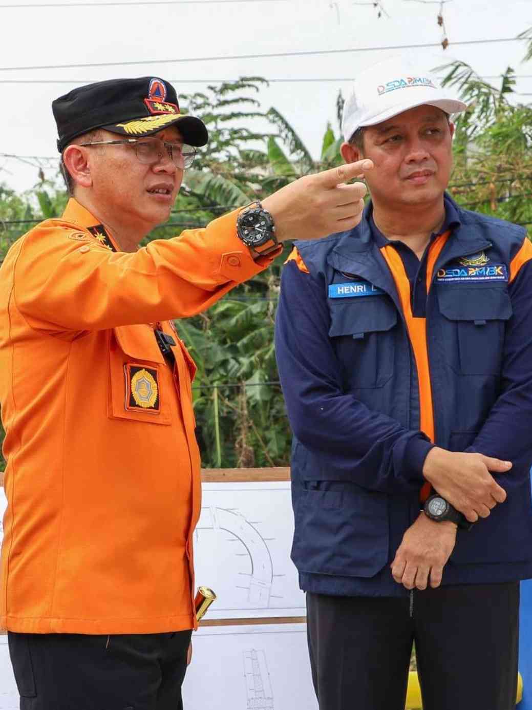 Kadis SDABMBK Mendampingi Pj.Bupati Bekasi Tinjau Pengerjaan Jembatan Kali Sadang