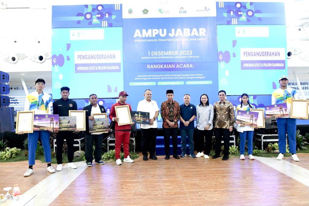 Bay Machmudin Beri Penghargaan Masjid, Pesantren dan Ulama Juara