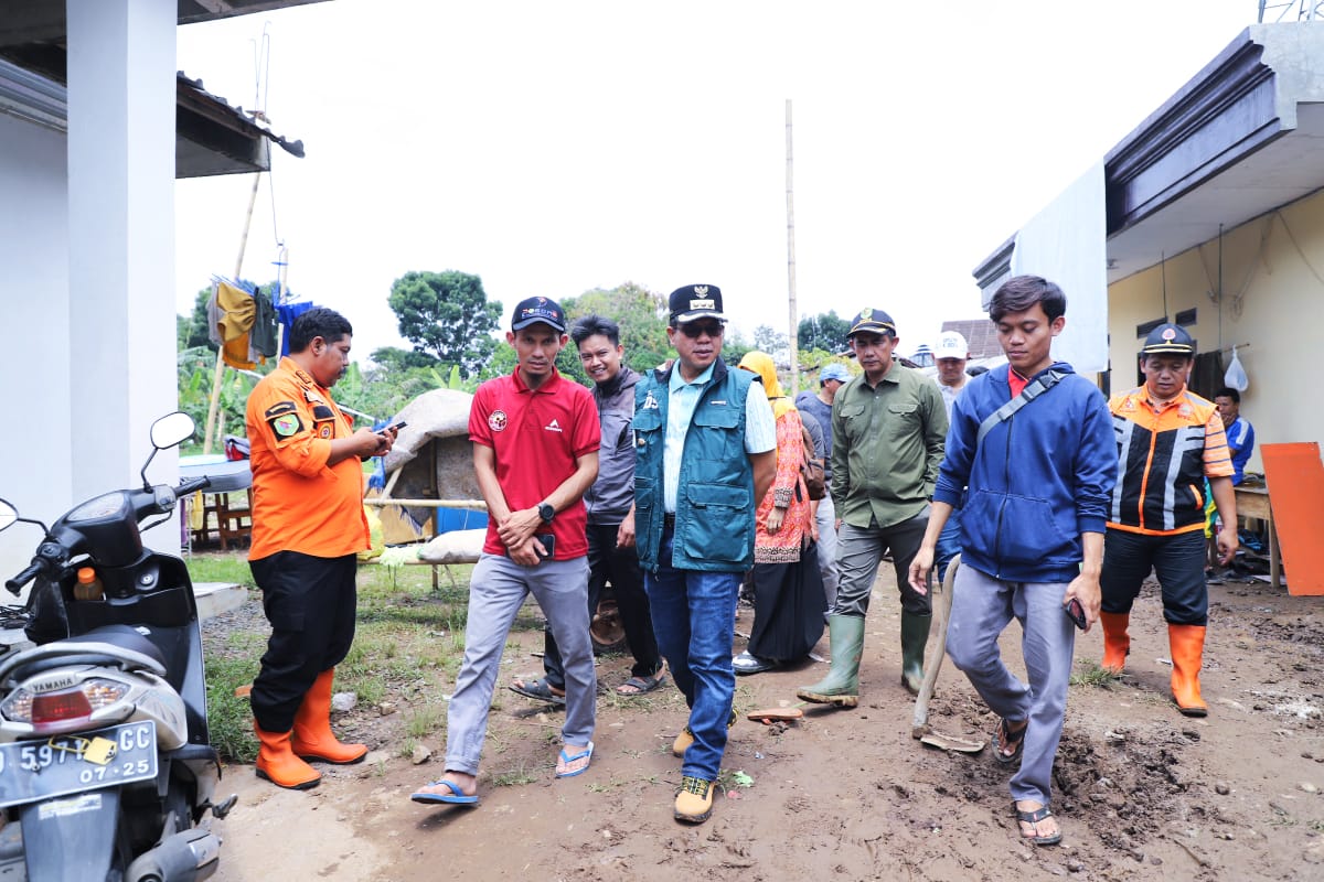 Bupati Bandung Tinjau 3 Rumah Warga Terdampak Longsor