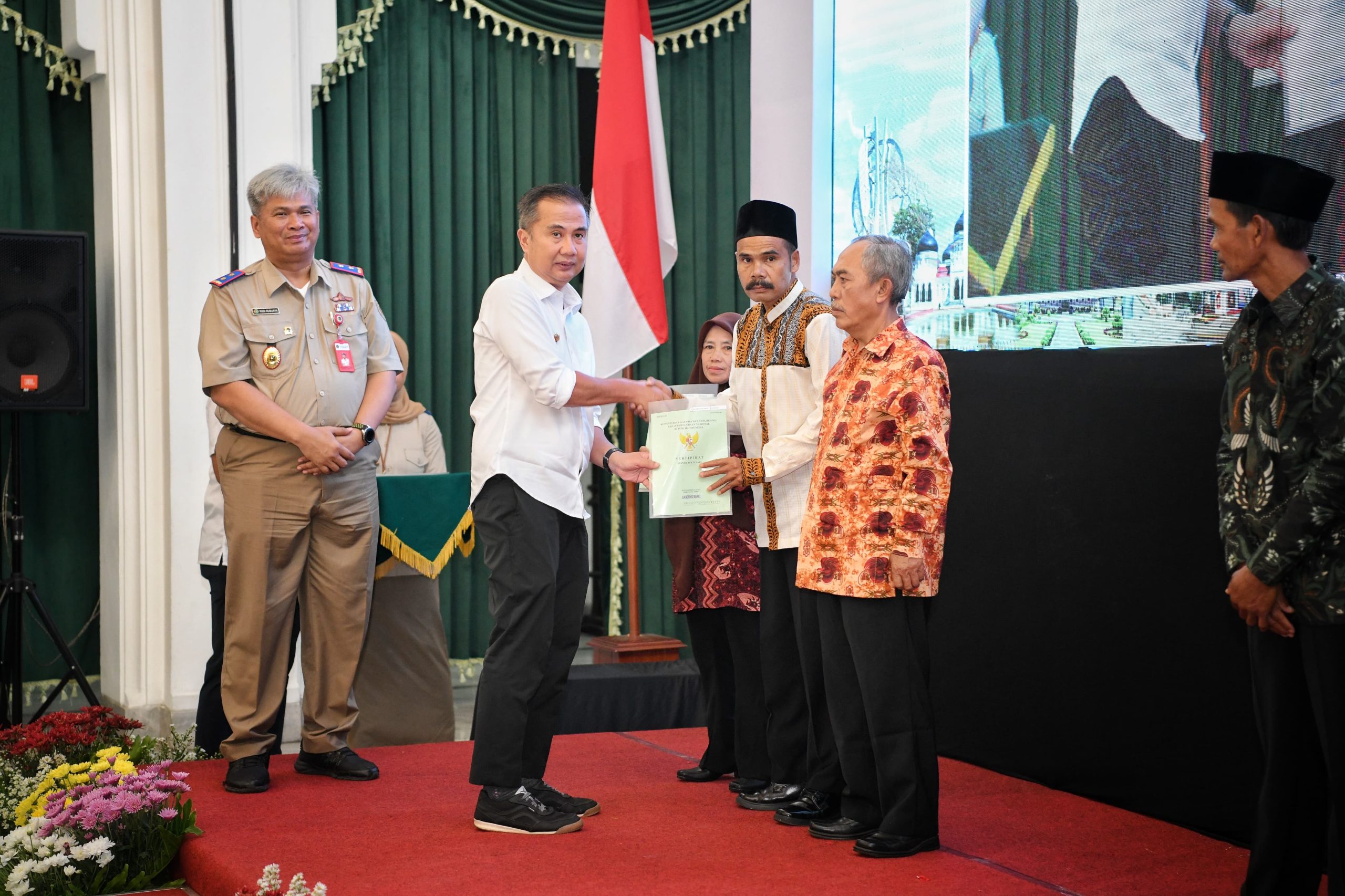 Bey Machmudin Serahkan 388.399 Sertifikat Hak Atas Tanah