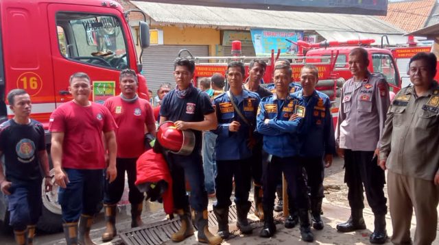 Sijago merah melalap sebuah toko mainan Mustika Toys kp Pelaukan Desa Karang Rahayu