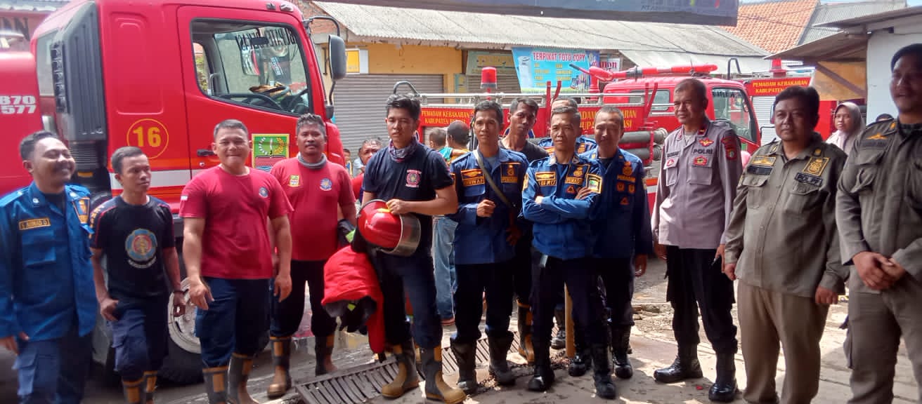 Sijago merah melalap sebuah toko mainan Mustika Toys kp Pelaukan Desa Karang Rahayu