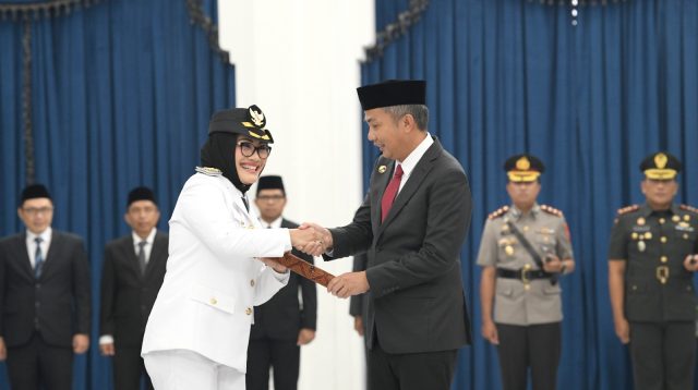 Bey Machmudin Lantik Eti Herawati sebagai Wali Kota Cirebon